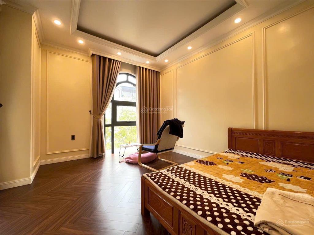 Bán gấp chỉ 9,5 tỷ nhà 120m2, thang máy xịn, gần hồ, điều hòa âm trần