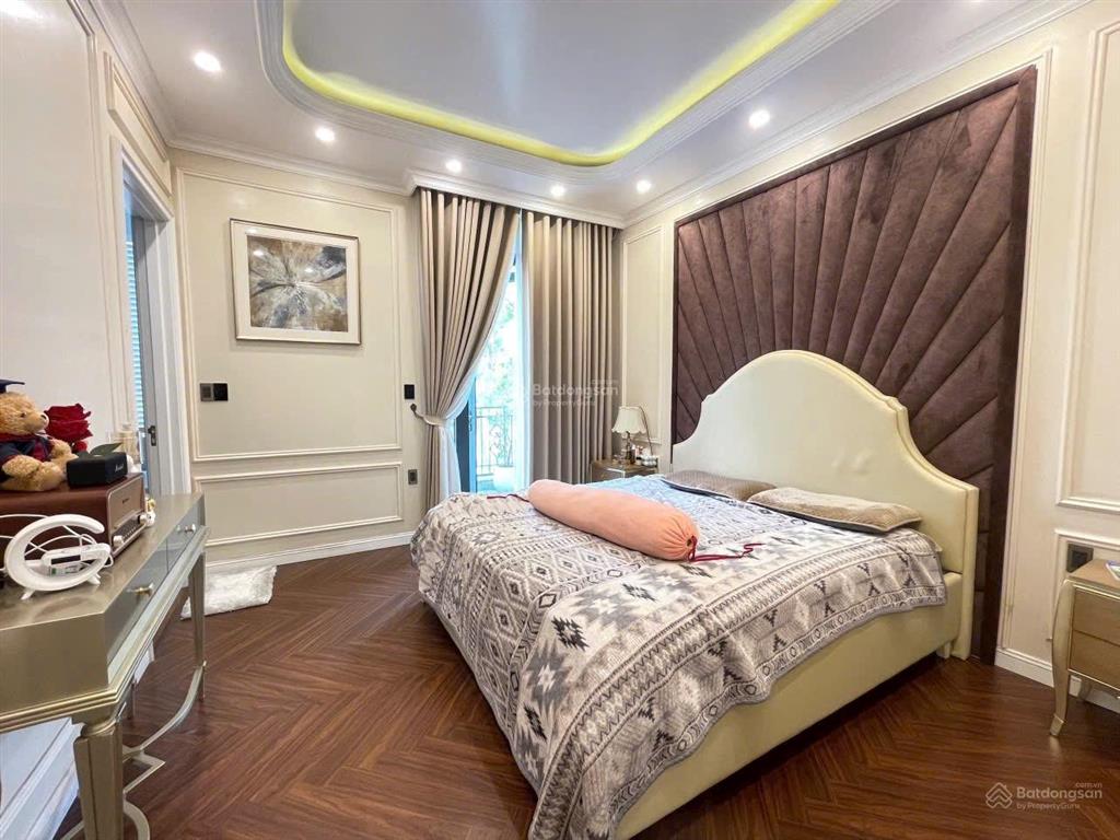 Bán gấp chỉ 9,5 tỷ nhà 120m2, thang máy xịn, gần hồ, điều hòa âm trần