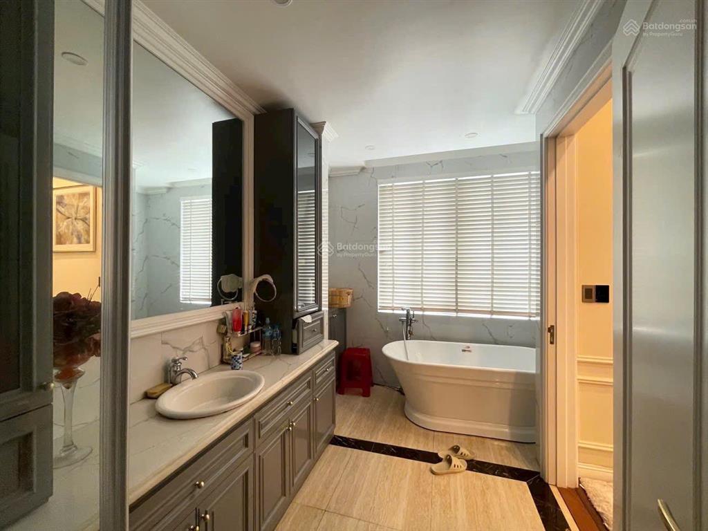 Bán gấp chỉ 9,5 tỷ nhà 120m2, thang máy xịn, gần hồ, điều hòa âm trần