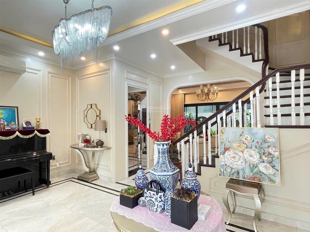 Bán gấp chỉ 9,5 tỷ nhà 120m2, thang máy xịn, gần hồ, điều hòa âm trần