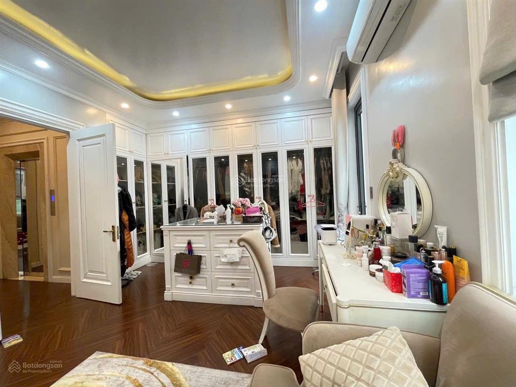Bán gấp chỉ 9,5 tỷ nhà 120m2, thang máy xịn, gần hồ, điều hòa âm trần