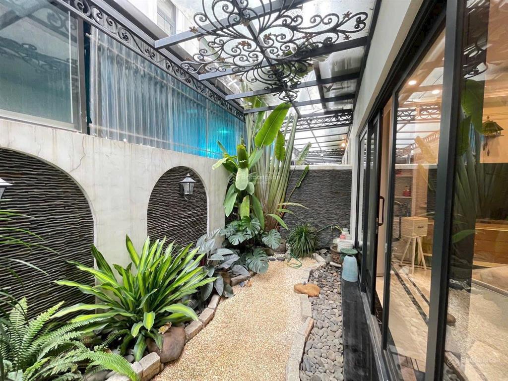 Bán gấp chỉ 9,5 tỷ nhà 120m2, thang máy xịn, gần hồ, điều hòa âm trần