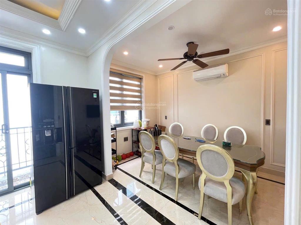 Bán gấp chỉ 9,5 tỷ nhà 120m2, thang máy xịn, gần hồ, điều hòa âm trần