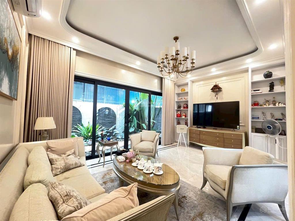 Bán gấp chỉ 9,5 tỷ nhà 120m2, thang máy xịn, gần hồ, điều hòa âm trần