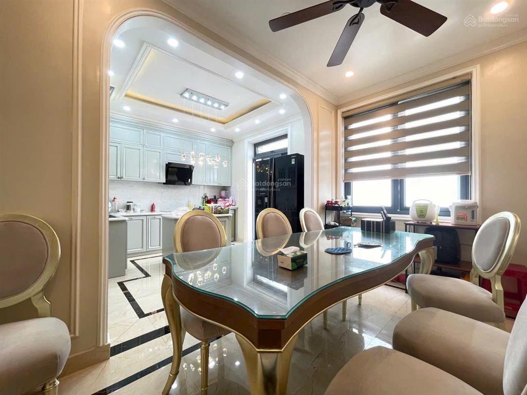 Bán gấp chỉ 9,5 tỷ nhà 120m2, thang máy xịn, gần hồ, điều hòa âm trần