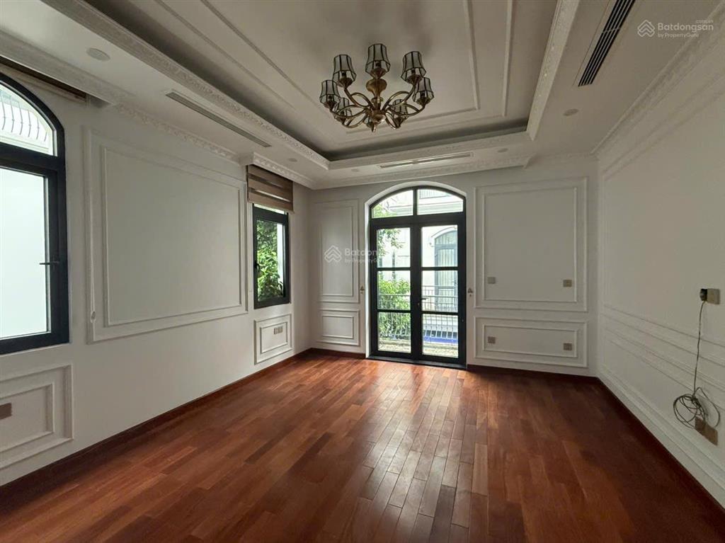 Chủ nhà bán gấp song lập paris 200m2, đủ nội thất, thang máy, chỉ 28,5 tỷ, bán nhanh