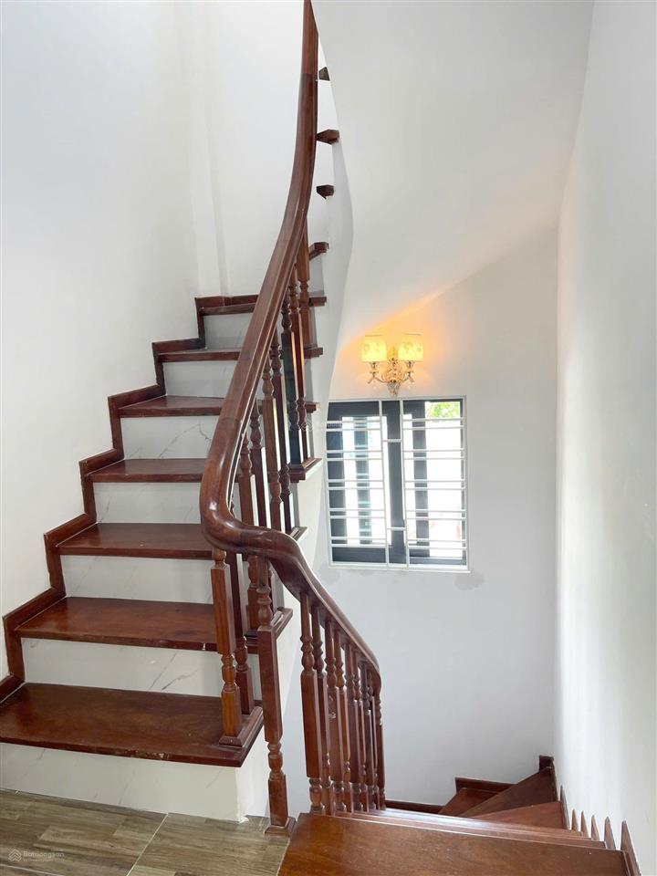 Cho thuê nhà ngõ 175/42 phố lạc long quân, tây hồ 45m2 xây 5 tầng giá 20 triệu/tháng