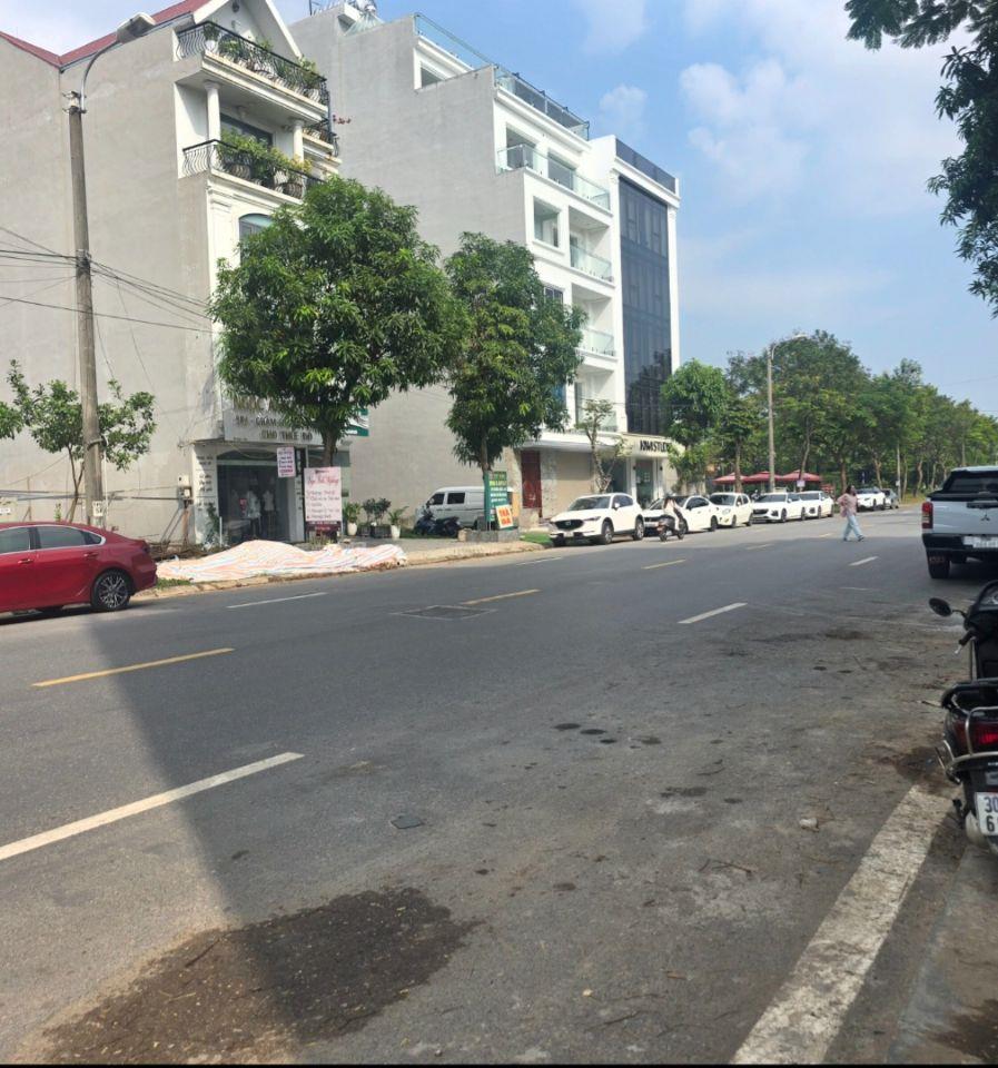 Biệt thự sẵn ở ngay, không gian xanh trong lành + DT: 316m mặt tiền 19.7m  + Giá hấp dẫn cho nhà đầu tư. + TK: nhà thiết