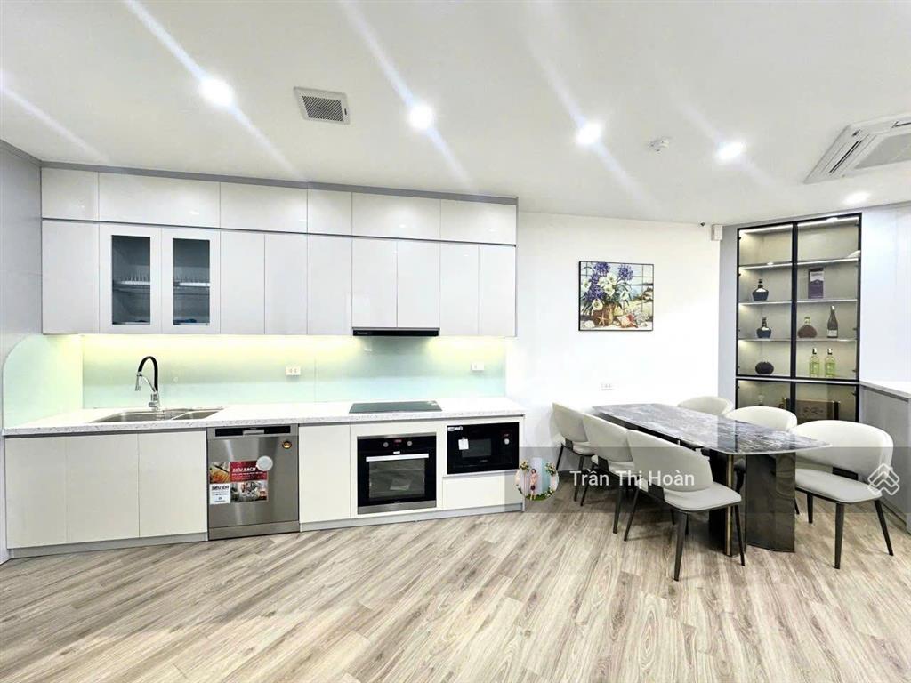 Chính chủ cần bán cắt lỗ sâu 2 tỷ căn góc 3 ngủ chung cư 17t1 trung hòa, cầu giấy full nội thất