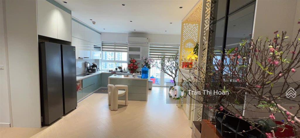 Bán chung cư 165 thái hà căn góc 3pn giá chỉ 8xtr/m2 tỷ full nội thất.  0977 434 ***
