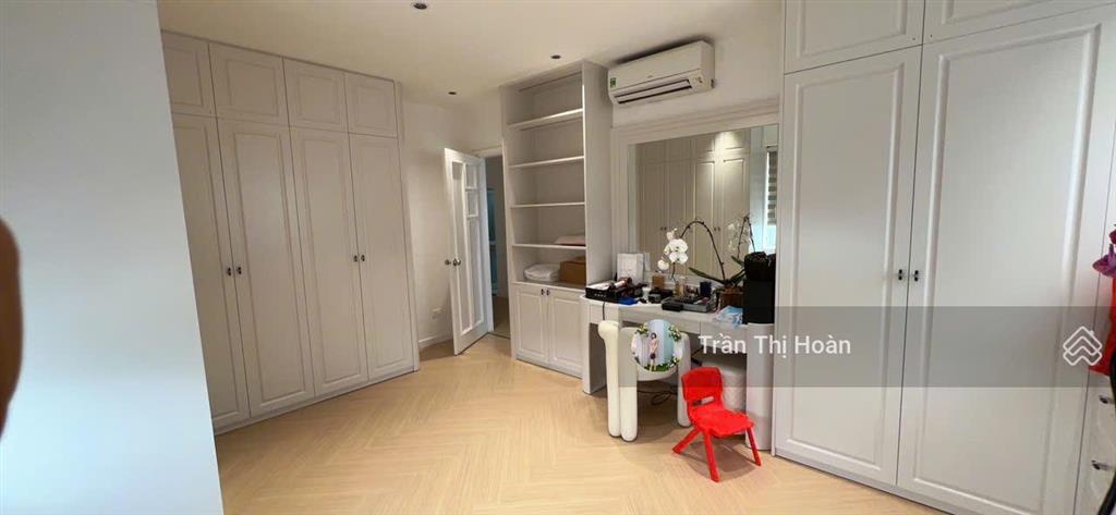 Bán chung cư 165 thái hà căn góc 3pn giá chỉ 8xtr/m2 tỷ full nội thất.  0977 434 ***
