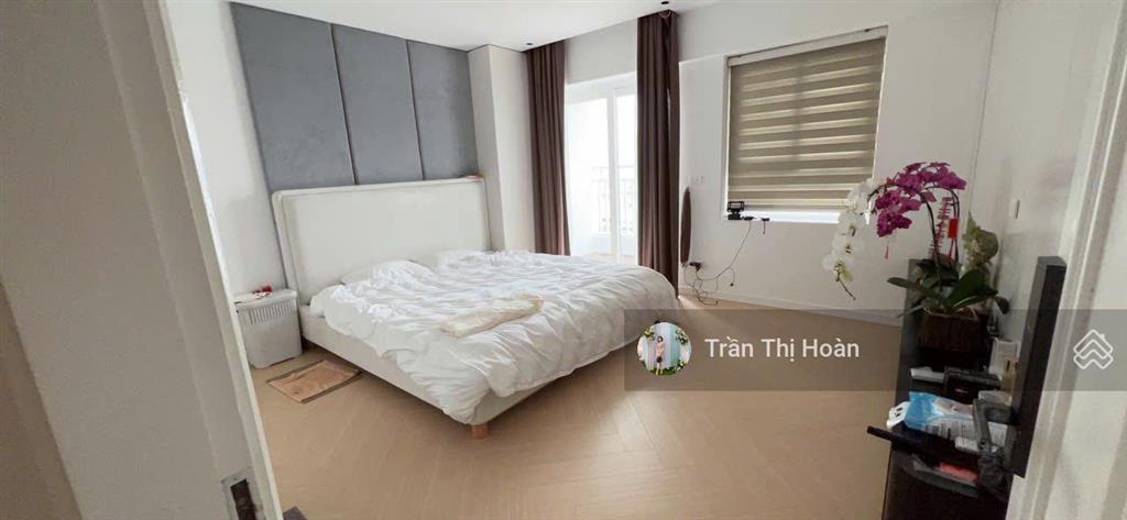 Bán chung cư 165 thái hà căn góc 3pn giá chỉ 8xtr/m2 tỷ full nội thất.  0977 434 ***