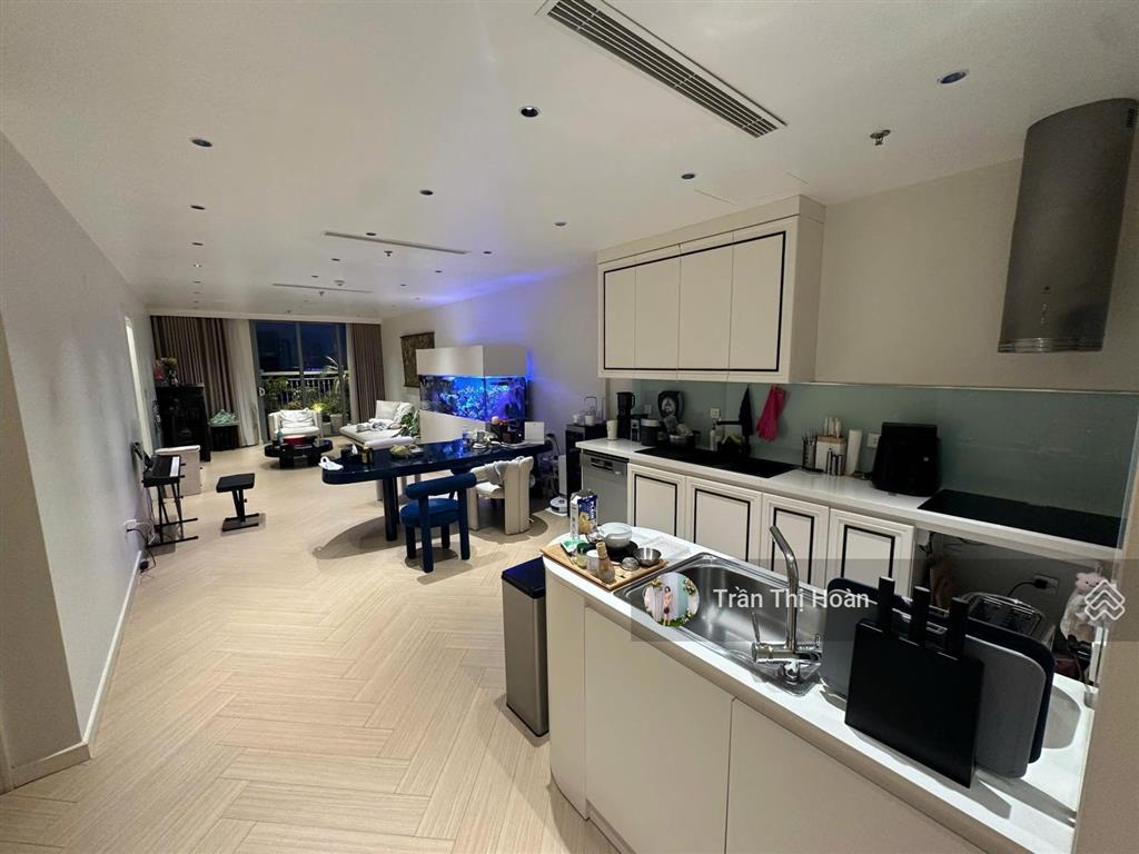 Căn hộ vinhomes nguyễn chí thanh 3pn full nội thất. chỉ 130tr/m2. 0977 434 *** có slot đỗ xe.