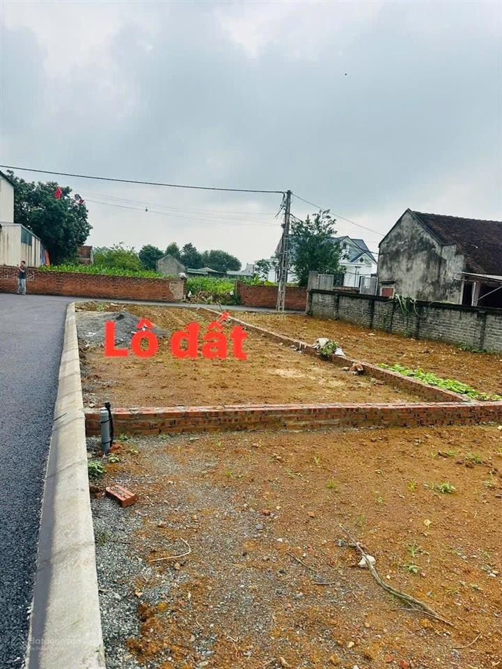 100m trung tâm phú cát  sát ubnd xã, cách đại lộ thăng long 5 phút.