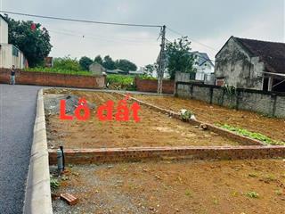 100m trung tâm phú cát  sát ubnd xã, cách đại lộ thăng long 5 phút.
