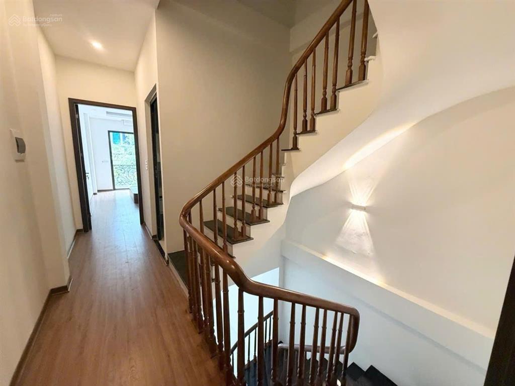 Nhà đẹp phân lô tu hoàng 50m2 x 4t  ô tô tránh  cách metro nhổn 300m