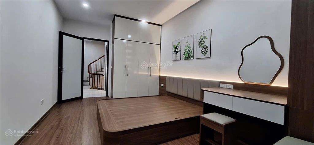 Bán nhà ngõ 54 đại cát 30,3m2x5t căn góc ô tô đỗ cửa, mặt sân chơi rất rộng thoáng, full nội thất.