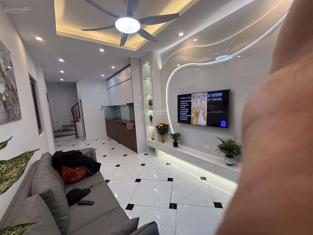 Bán nhà ngõ 54 đại cát 30,3m2x5t căn góc ô tô đỗ cửa, mặt sân chơi rất rộng thoáng, full nội thất.