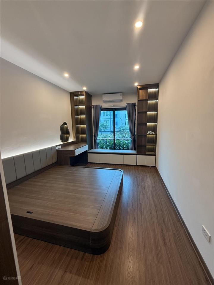 Bán nhà ngõ 54 đại cát 30,3m2x5t căn góc ô tô đỗ cửa, mặt sân chơi rất rộng thoáng, full nội thất.