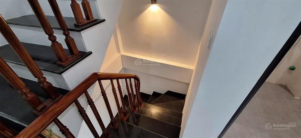 Bán nhà ngõ 54 đại cát 30,3m2x5t căn góc ô tô đỗ cửa, mặt sân chơi rất rộng thoáng, full nội thất.