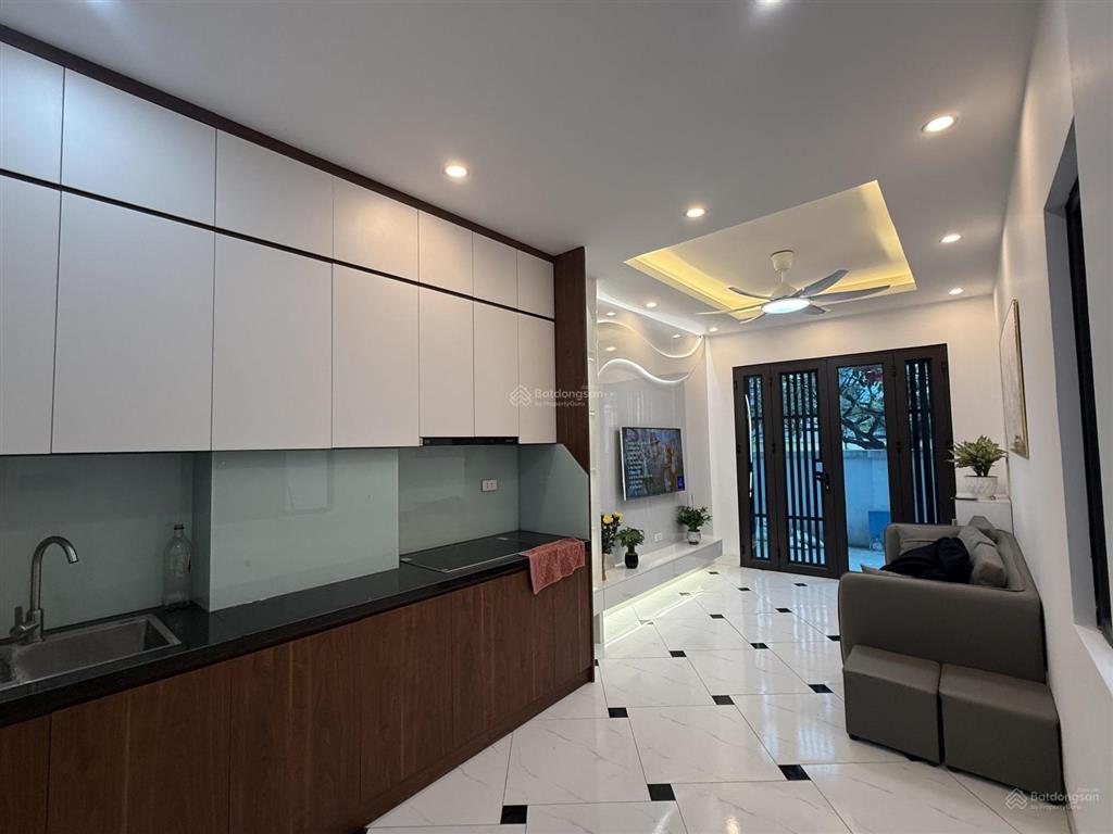 Bán nhà ngõ 54 đại cát 30,3m2x5t căn góc ô tô đỗ cửa, mặt sân chơi rất rộng thoáng, full nội thất.