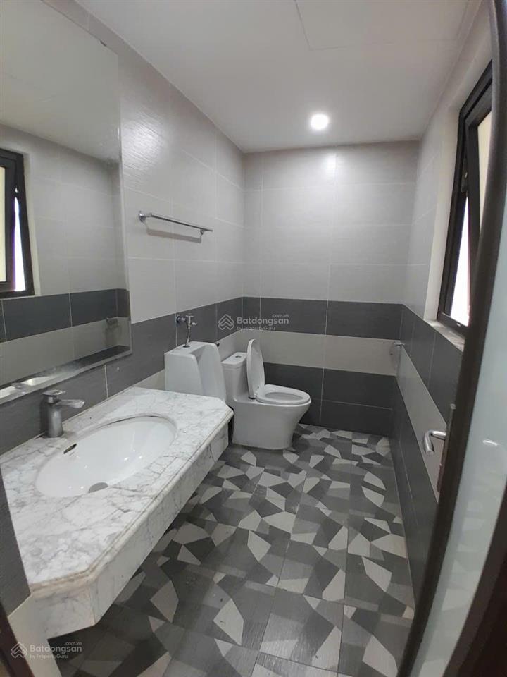 Cho thuê mặt bằng kinh doanh và văn phòng tại 104 khuất duy tiến tòa nhà 8 tầng 1 hầm
