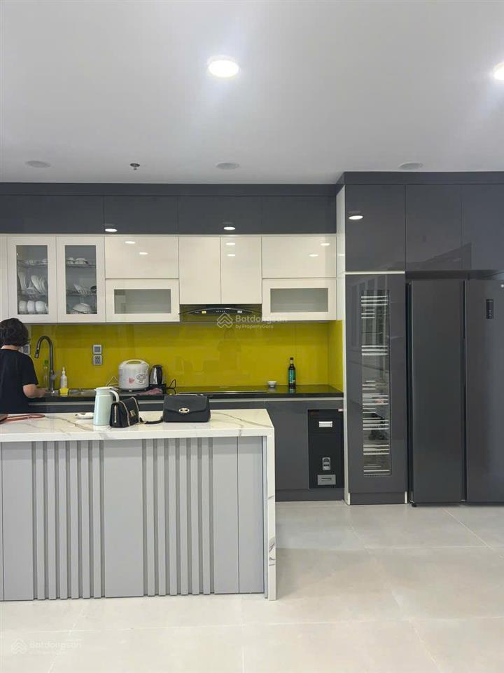 Cho thuê căn hộ chung cư dự án khai sơn city
dt 89,5m có 2 ngủ 2 wc, 2 ban công, nội thất mới