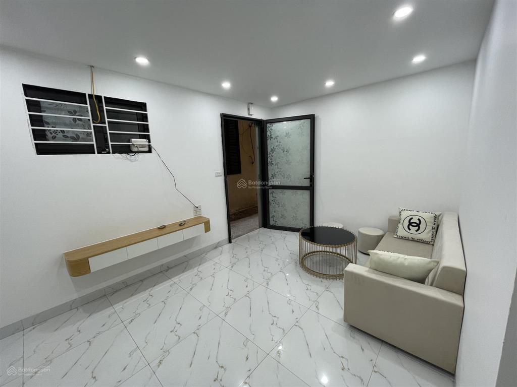 Chính chủ bán căn hộ ccmn phố khâm thiên tầng 1 mặt ngõ, đi riêng cửa với tòa nhà