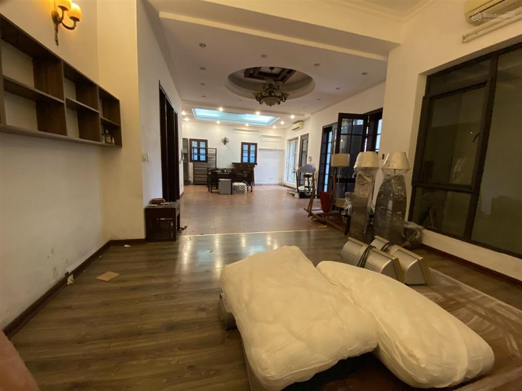 Cho thuê nhà 4,5 tầng khu phố quảng khánh  tây hồ  hà nội