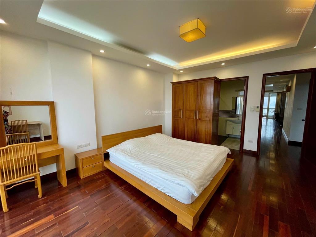 Cho thuê căn hộ 3 phòng ngủ cao cấp mặt hồ tây phố xuân diệu, tây hồ, hà nội
