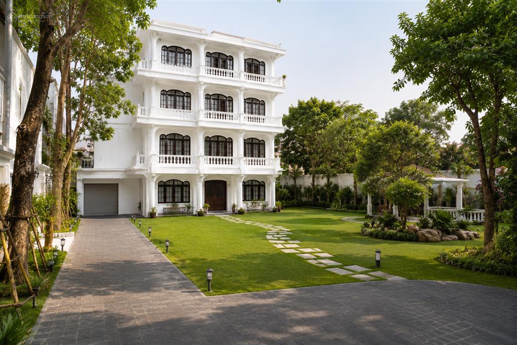 Cho thuê biệt thự sân vườn 5 tầng mặt phố âu cơ, tây hồ, hà nội 0981 222 ***