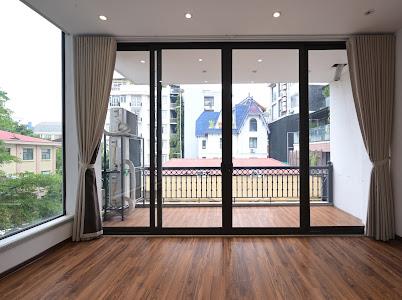 Cho thuê nhà 5 tầng thông sàn  mặt đường tây hồ  quảng an  hà nội