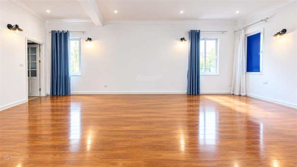 Cho thuê nhà 5 tầng mặt phố quảng an mặt hồ tây 200m2 mặt tiền 10m tây hồ hà nội