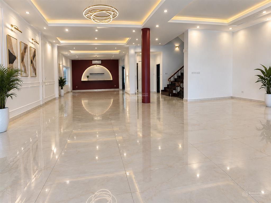 Cho thuê nhà 5 tầng mặt phố quảng an mặt hồ tây 200m2 mặt tiền 10m tây hồ hà nội