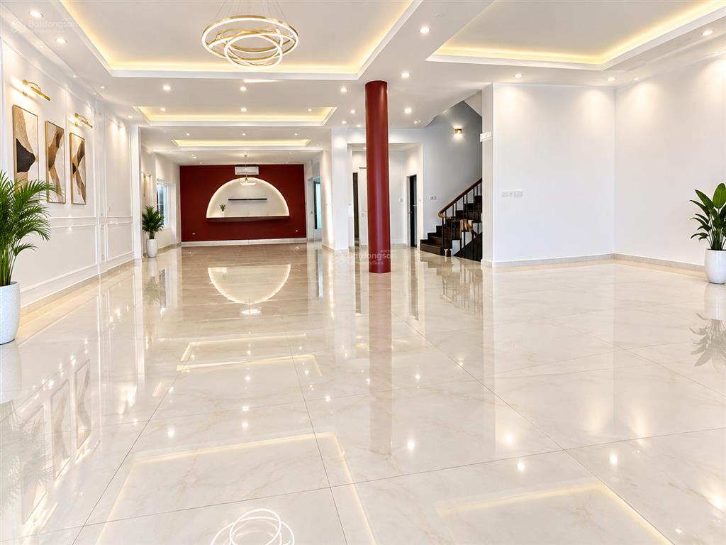 Cho thuê nhà 5 tầng mặt phố quảng an mặt hồ tây 200m2 mặt tiền 10m tây hồ hà nội