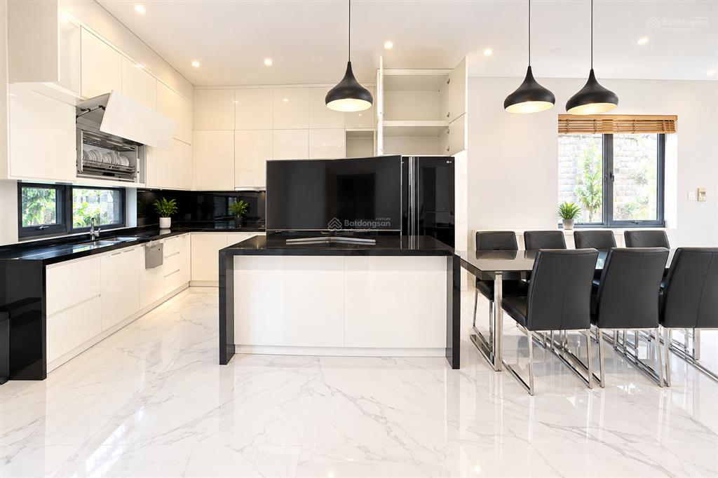 Cho thuê biệt thự 4,5 tầngkhu phố quảng an  tô ngọc vân, tây hồ, hà nội 0981 222 ***