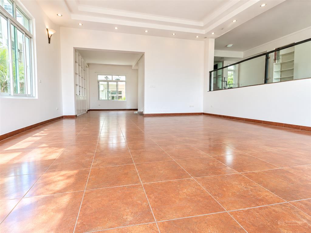 Cho thuê nhà 3,5 tầng mặt phố quảng an  mặt hồ tây  tây hồ, hà nội0981 222 ***