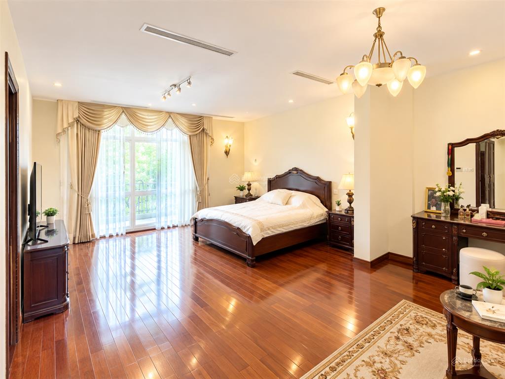 Cho thuê biệt thự 4 tầng có sân vườn  mặt phố quảng khánh  tây hồ, hà nội0981 222 ***