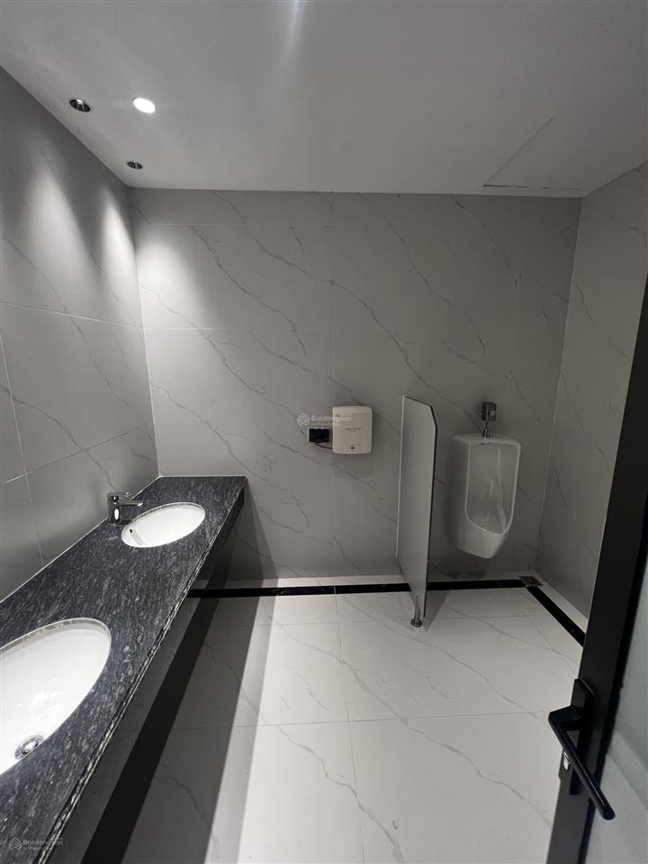 Bán toà nhà 10 tầng mặt phố hồng tiến, 500m2, mt 18m, view hồ, đón cầu trần hưng đạo sắp xong