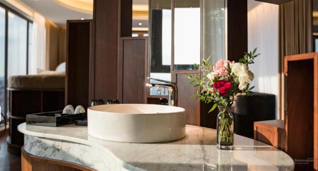 Cần bán khách sạn mặt phố hàng bông, dt 222m2 xây 9 tầng, 1 hầm 40 phòng