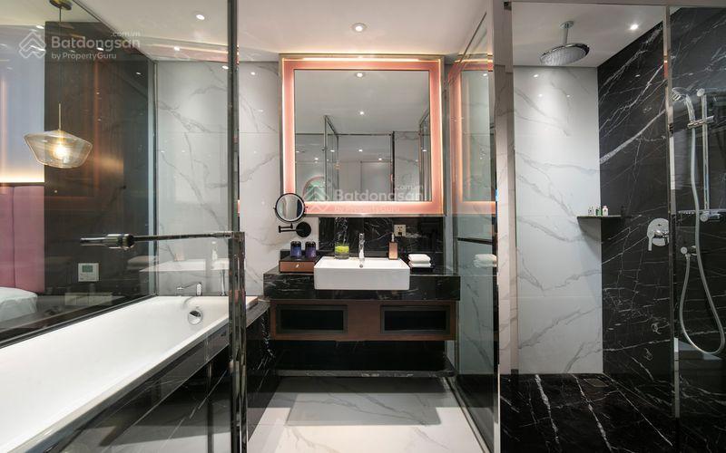 Cần bán khách sạn mặt phố hàng chiếu, dt 190m2, xây 10 tầng, gồm 40 phòng