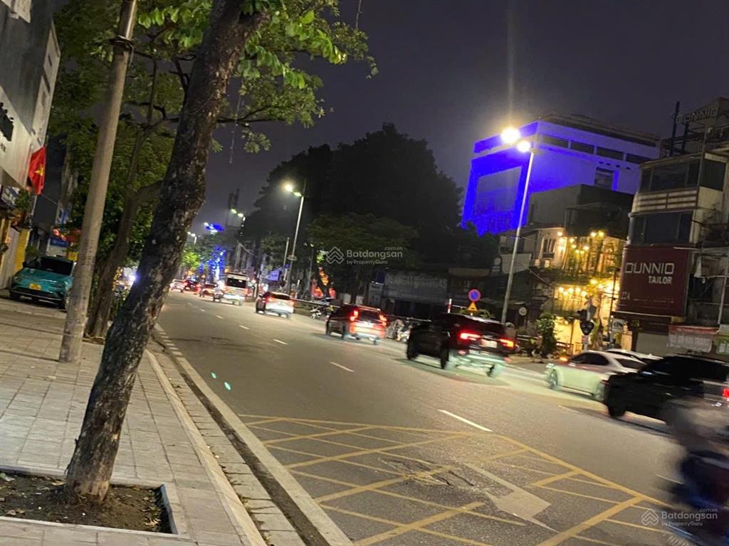 Cần bán nhà mặt phố quán thánh, dt 36m2, mt 7m, đang cho thuê 35tr/th, giá tốt