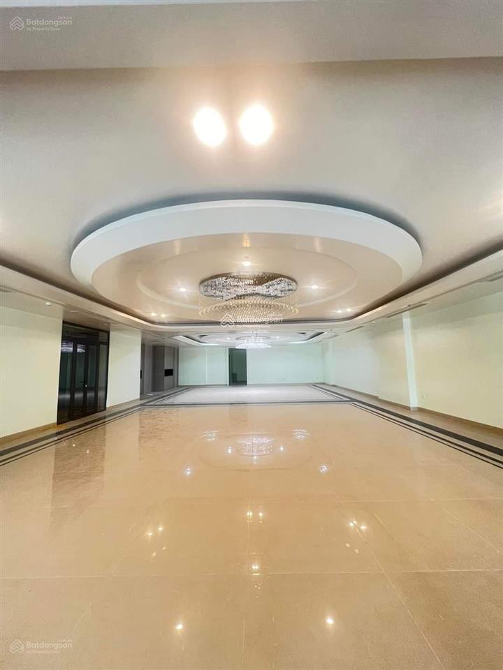 Mảnh đất kim cương phố xã đàn  diện tích 448m2  lô góc 3 mặt tiền 11.25m. giá 315 tỷ