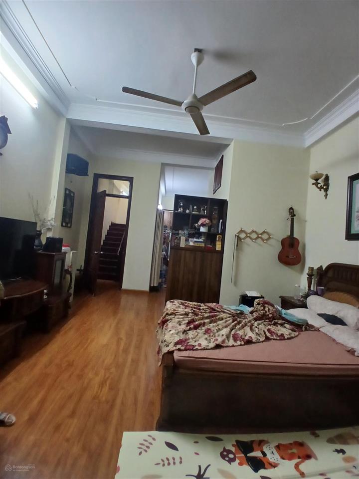 Em có nhà 38 m xây 5 tầng ngõ 2 m cách phố 30 m nhà hướng đông giá 11 ,5 tỷ phố ngọc khánh,ba đình