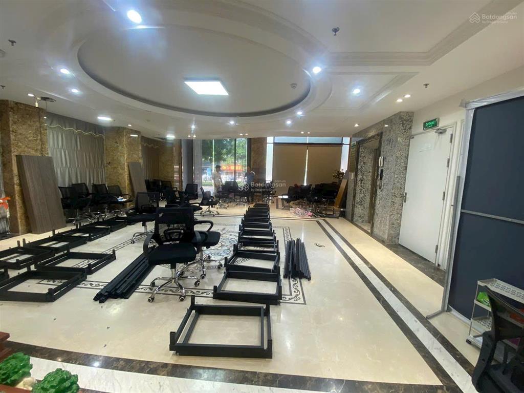 Giá đầu tư nhà hoàng quốc việt quanh 47 tỷ 210m2 mặt tiền 12m, xây 4 tầng, ngõ 2 ô tô tránh