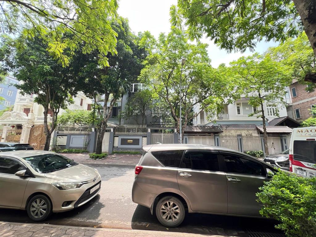 Bán gấp biệt thự mỹ đình 57,5 tỷ, 200m2 mặt tiền 10m xây 4 tầng đẹp phong thuỷ tốt đường hè 12m