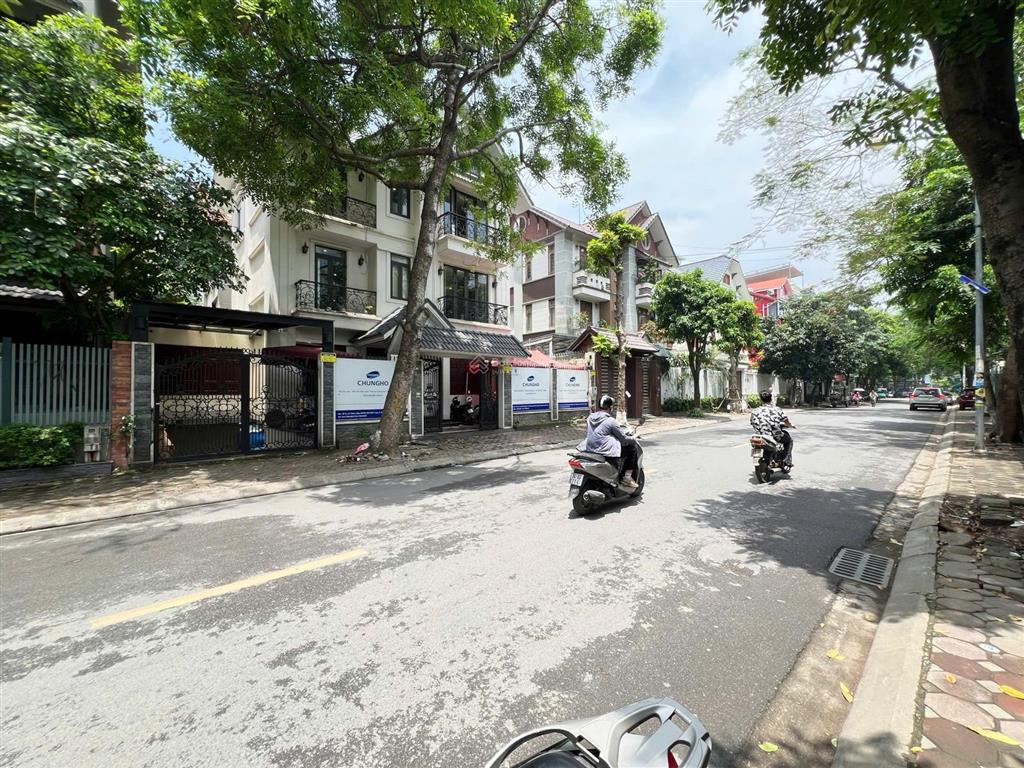 Bán gấp biệt thự mỹ đình 57,5 tỷ, 200m2 mặt tiền 10m xây 4 tầng đẹp phong thuỷ tốt đường hè 12m