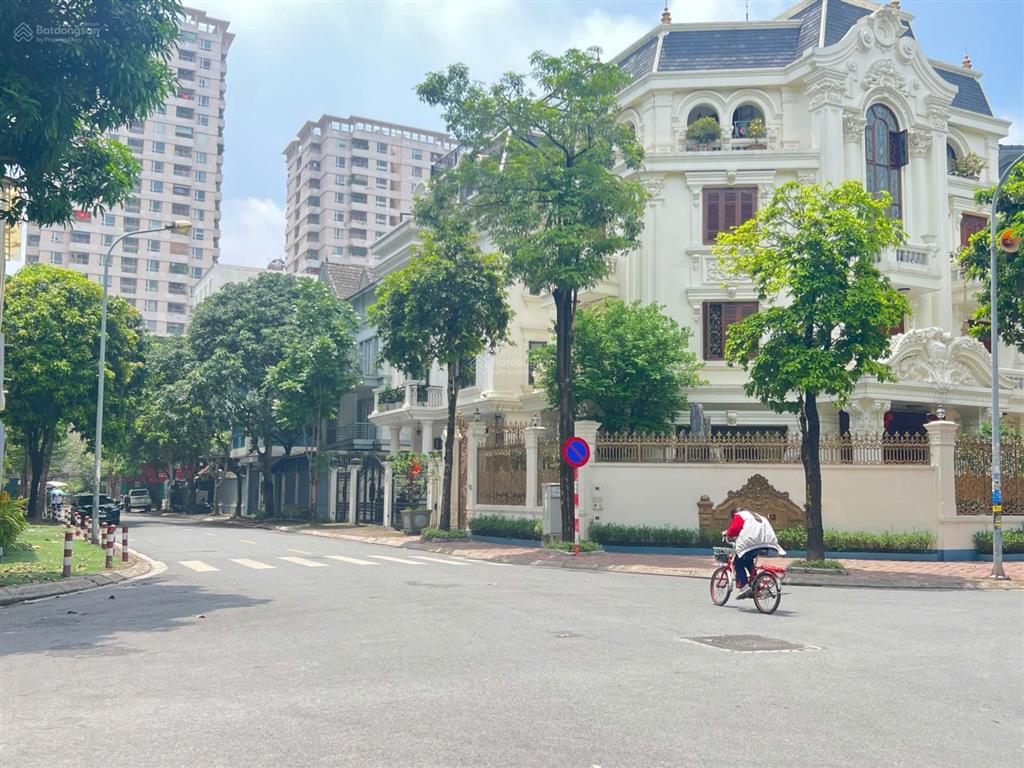 Bán gấp biệt thự mỹ đình 57,5 tỷ, 200m2 mặt tiền 10m xây 4 tầng đẹp phong thuỷ tốt đường hè 12m