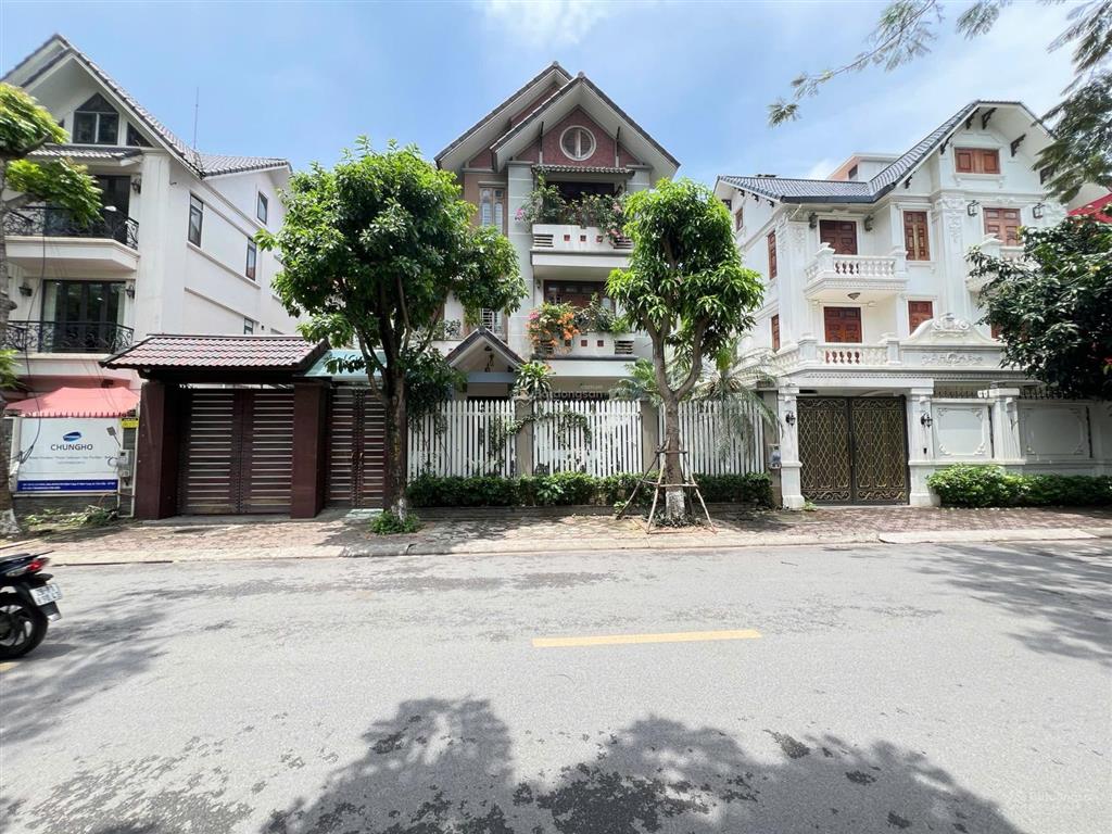 Bán gấp biệt thự mỹ đình 57,5 tỷ, 200m2 mặt tiền 10m xây 4 tầng đẹp phong thuỷ tốt đường hè 12m