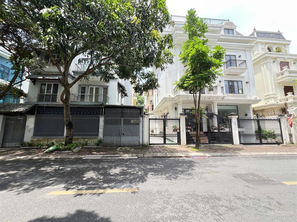 Bán gấp biệt thự mỹ đình 57,5 tỷ, 200m2 mặt tiền 10m xây 4 tầng đẹp phong thuỷ tốt đường hè 12m